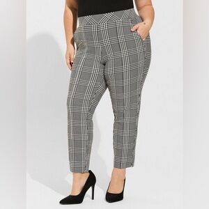 Torrid Black & White Marilyn Monroe Ponte Pintucked Trouser Pant